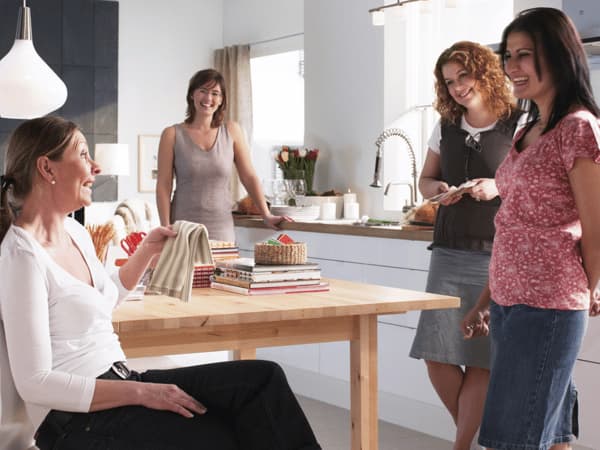 grupo de mujeres en una cocina