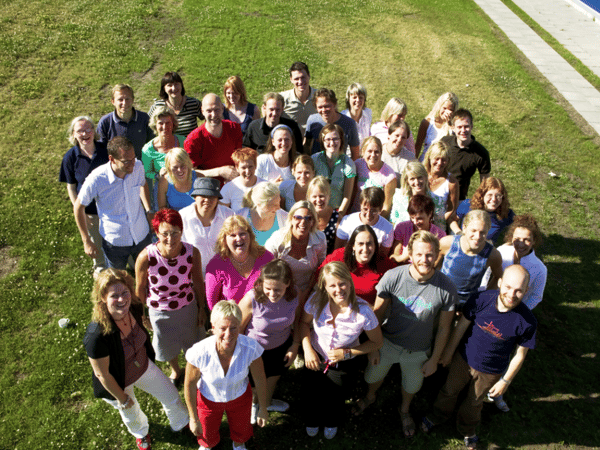 Grupo de personas en el cesped