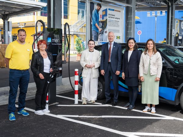 Gruppenfoto der Ladeparkeröffnung in Freiburg