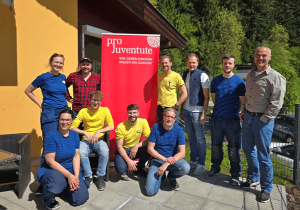 Gruppenfoto von Vertretern und Helfern von Ikea Innsbruck und pro Juventute.
