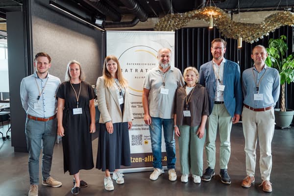 Gruppenfoto: Vortragende des Events (v.l. Michael Bednarek, NEVEON; Helene Patterman, ÖMA; Verena Judmayer, MART; Florian Thalheimer, IKEA Österreich; Erna Etlinger, BMLUK; Roman Eberharter, Betten Eberharter; Alberic Pater, Ingka Investments)