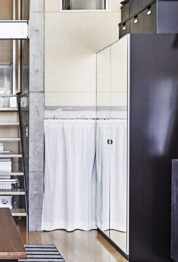 Guardaroba con specchio accanto alle scale.