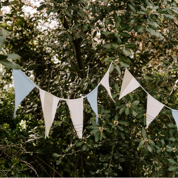Guirlande extérieur avec des triangles de tissus suspendues à des arbres