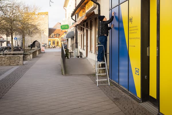 Gul och blå fasad på en gata