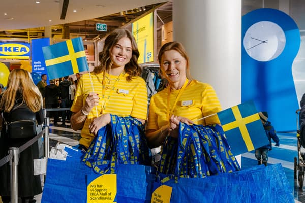 Gulklädda IKEA-medarbetare med flaggor 
