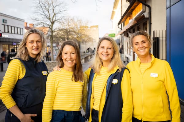 Gulklädda IKEA-medarbetare som ler framför kameran.