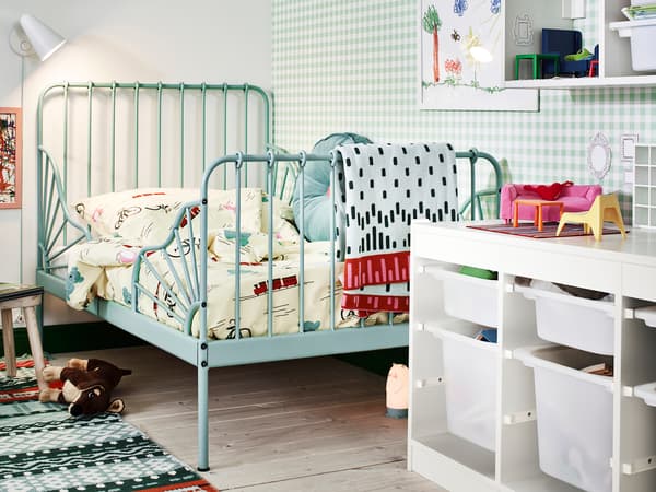 グリーンのアイアンベッドに柄入り寝具を合わせた子ども部屋。白い収納棚で整理しやすい空間。