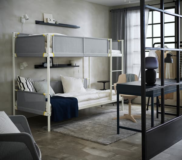 グレーのロフトベッドとデスクを備えたシンプルな子ども部屋。モノトーンで落ち着いた雰囲気。