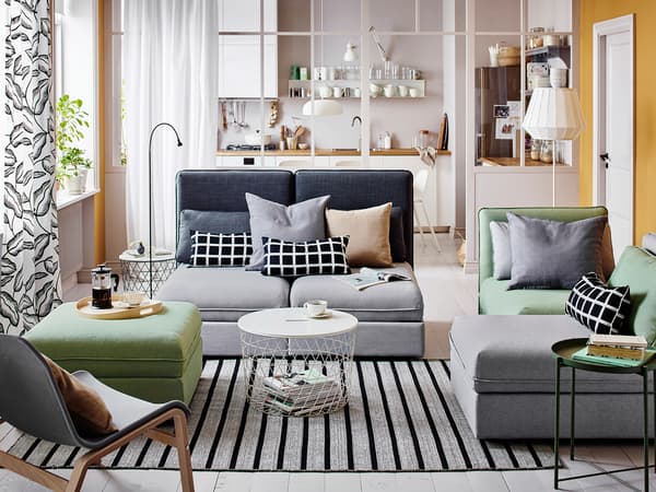 グレーと緑のスツールを組み合わせたモダンリビング。ストライプラグと多彩なクッションで個性的な空間。