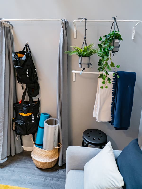 Ha okosan rendezed be a nappalit, a hátizsákok, a sporteszközök és minden egyéb elfér egy MULIG ruhaakasztón.