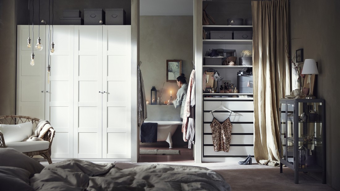 Habitación con estructura de almacenamiento blanco.