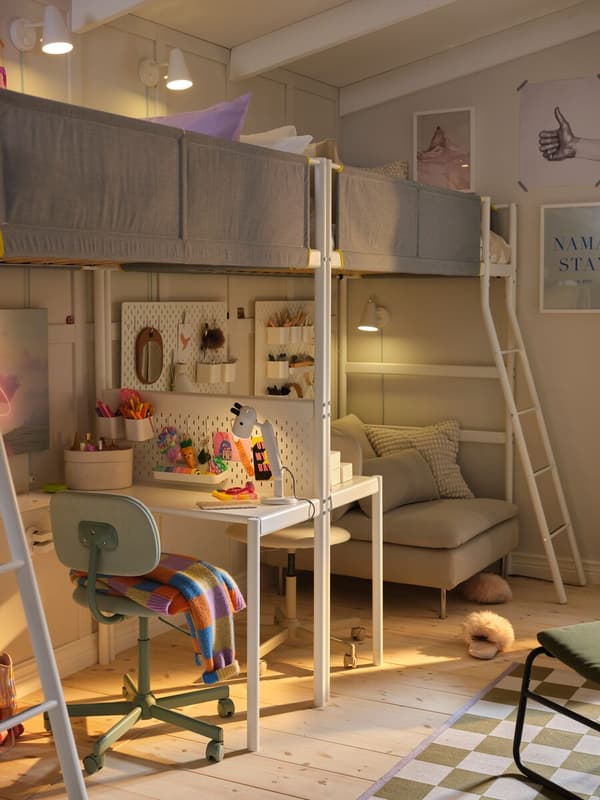 Habitación infantil con cama doble en la litera superior y escritorio en la inferior. 
