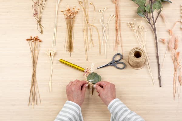 Hände Knoten die Kordel zusammen.