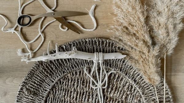 Halber Kreuzknoten von links wird geknüpft
