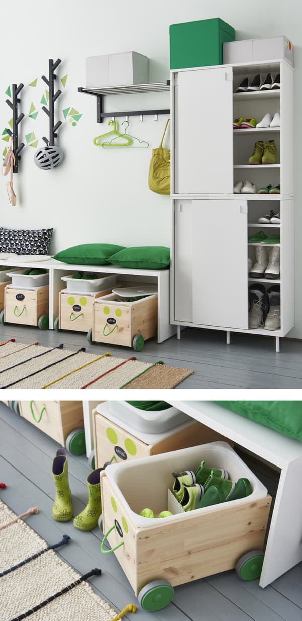 Hall d’entrée avec deux armoires blanches superposées remplies de chaussures rangées sur les tablettes, des bacs sur roulettes servant de rangement aux chaussures des enfants, glissées sous des bancs, et des supports muraux.