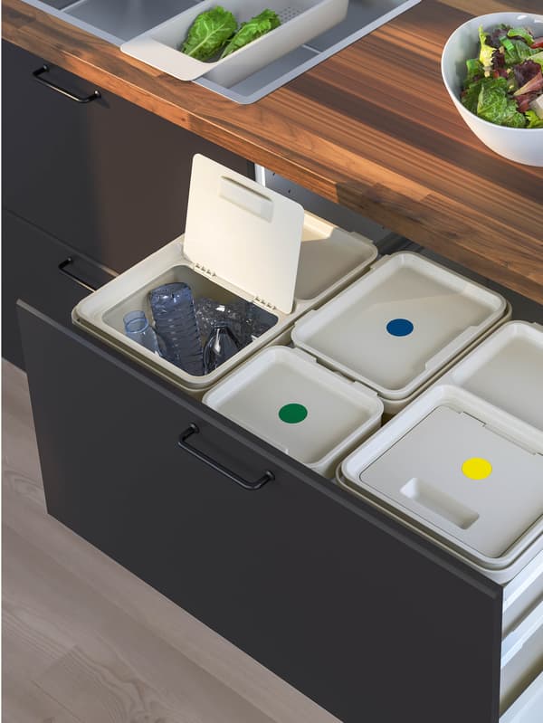 HÅLLBAR hulladékgyűjtők egy fiókban.