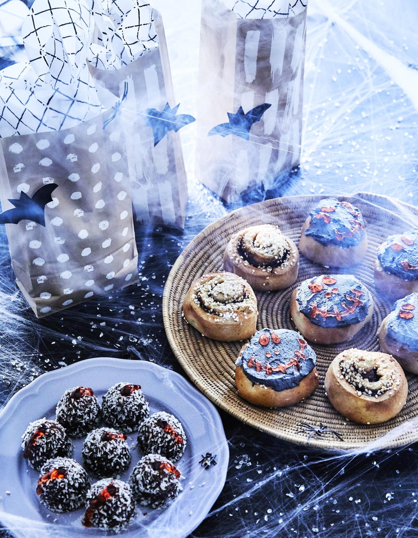 Halloween Snacks und Süßigkeiten auf Tellern