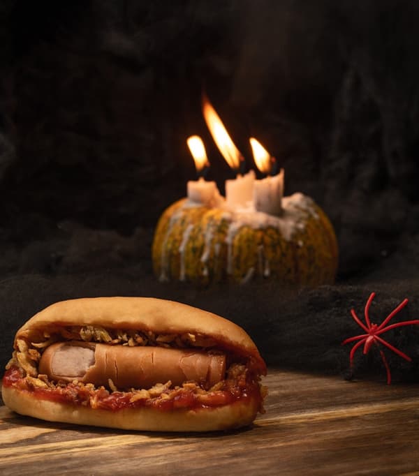 Halloweenerako atzamar-forma duen saltxitxa-ogitartekoa