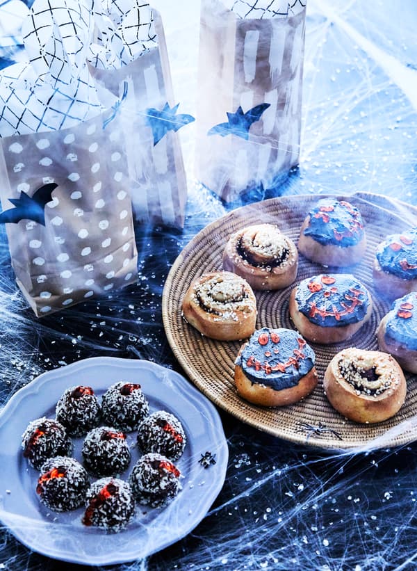 Halloweenfika med läskiga kanelbullar och chokladbollar.