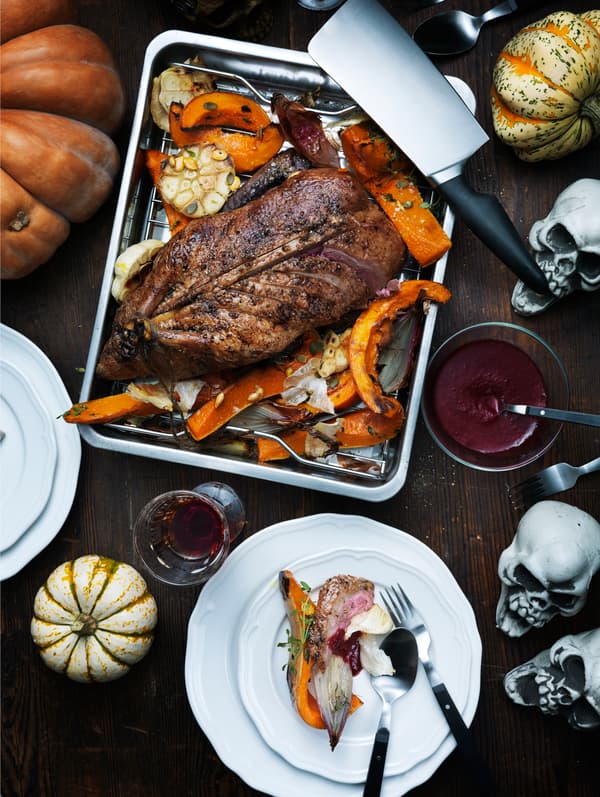Halloweenmiddagen är serverad; helgrillad anka med ugnsbakad pumpa.