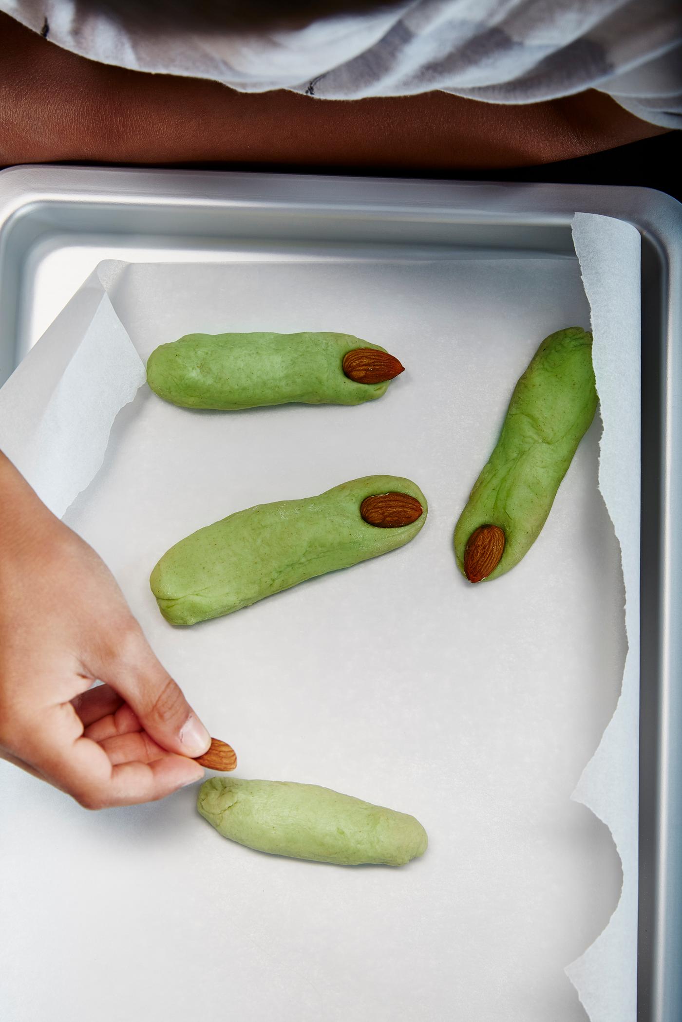 Halloweensnacks i form av gröna fingrar.