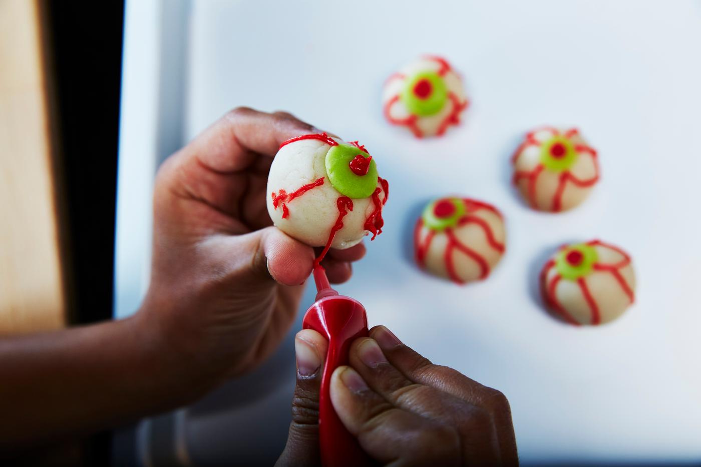 Halloweensnacks i form av ögon.