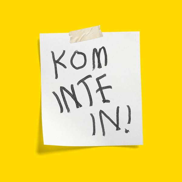 Handskriven lapp tejpad mot gul yta med texten ”KOM INTE IN!”.