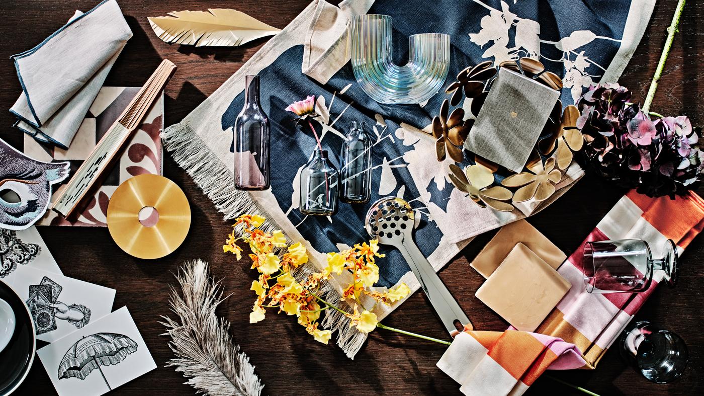 Hangulattábla gyöngyház színű RÄFFELBJÖRK vázával és 3 db-os készletben kapható, lila és világosszürke-kék/fekete-kék NIMTRÄD vázákkal.