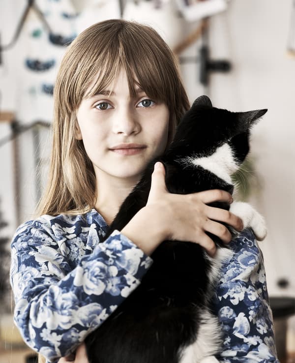 Hania con il suo gatto.