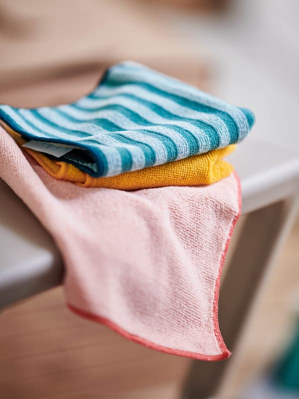 Három egymásra rakott PEPPRIG mikroszálas ruhát látunk.