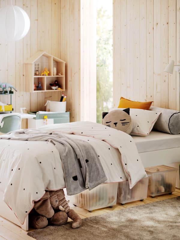 Három görgős VESSLA doboz egy gyerekágy alatt.