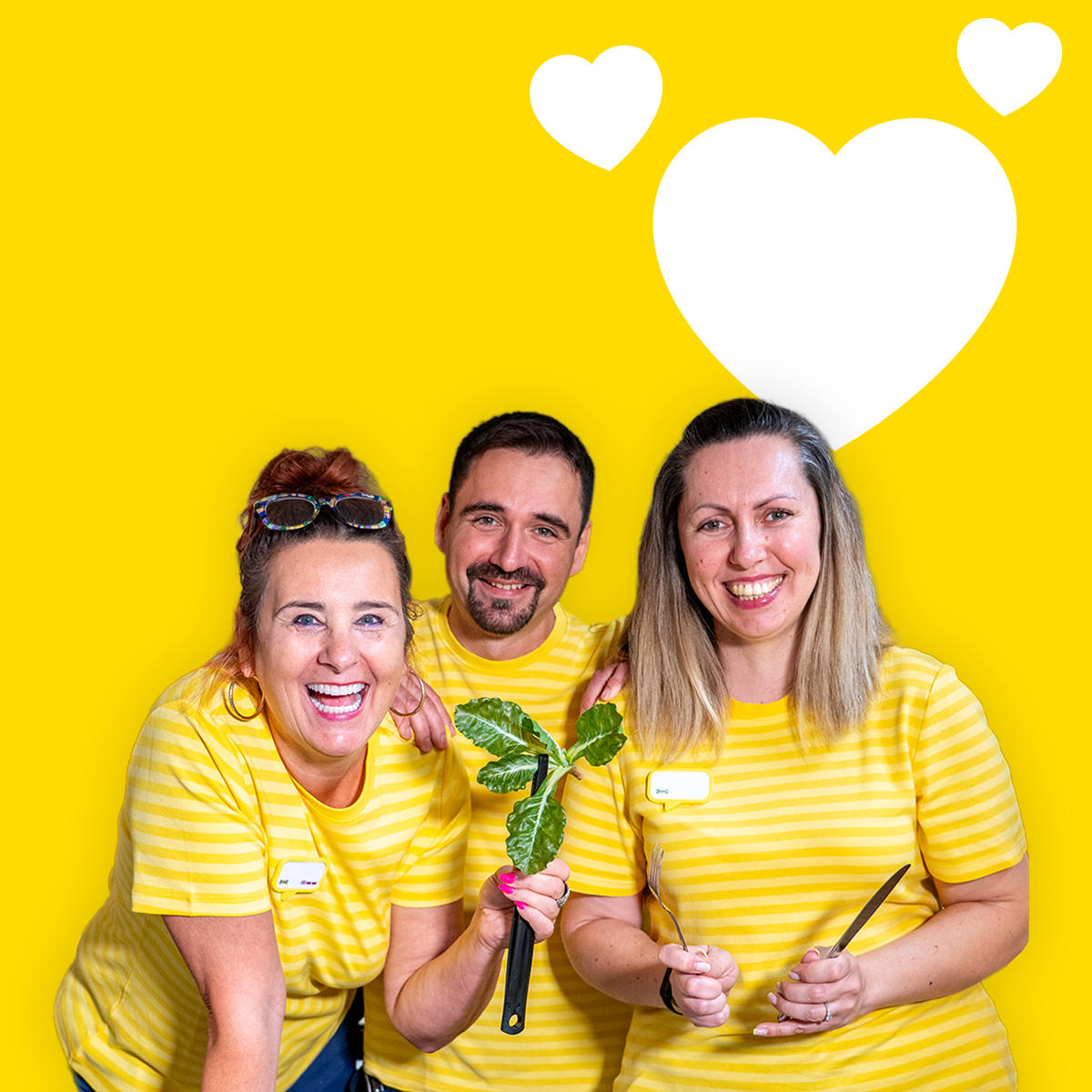 Három IKEA dolgozó mosolyog a kamerába.