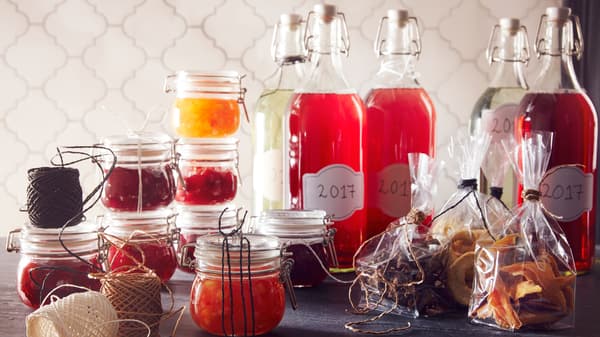 Három kis befőttes üveg KORKEN, különféle chutney-kkal.