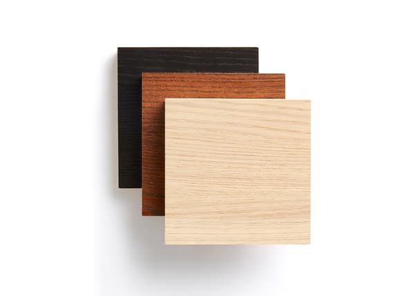 Három négyzet alakú fa minta különböző árnyalatokban – világos, közepes barna és sötét – fehér háttéren elhelyezve.