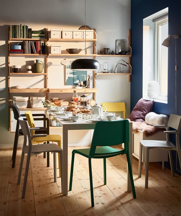 Have breakfast with up to eight friends on an IKEA VANGSTA white extendable table. Its smooth melamine table top is stain resistant. Pair it with sturdy JANINGE stackable plastic chairs in different colours for a modern pop.