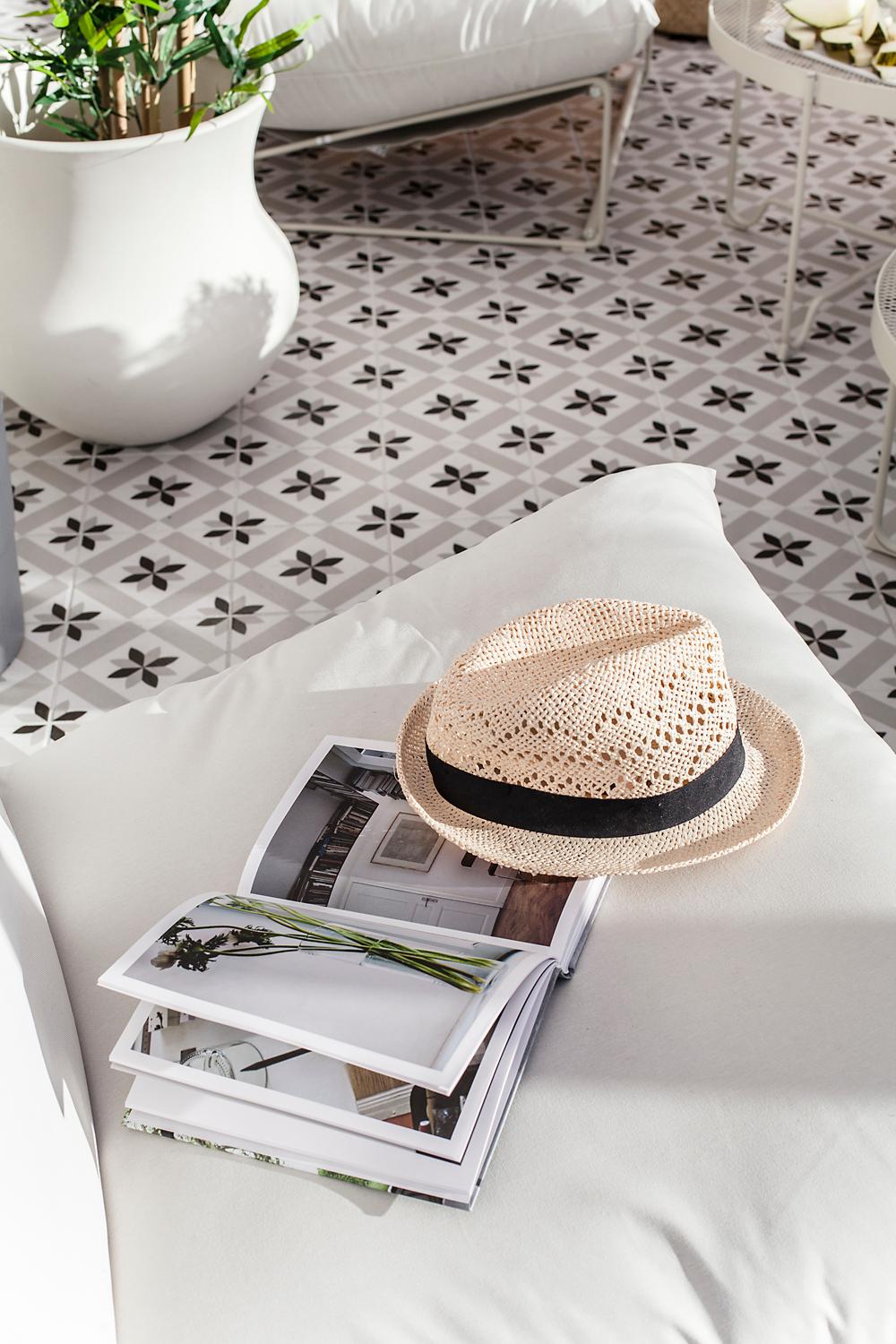 Havsten lenestol med bok og hatt oppi. 