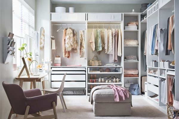 Helles Ankleidezimmer mit großem Kleiderschrank PAX System.