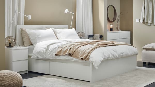 Helles Schlafzimmer eingerichtet mit der MALM Serie.