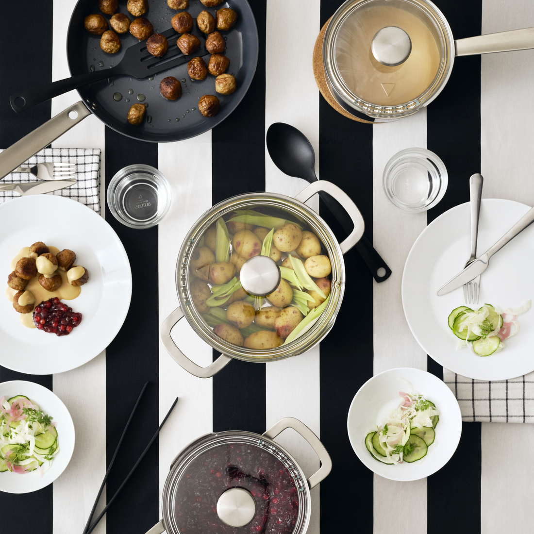 스테인리스스틸 소재의 HEMKOMST 헴콤스트 조리 기구, 스테인리스스틸 소재의 DRAGON 드라곤 식기도구와 GNARP 그나르프 블랙 주방도구의 모습.