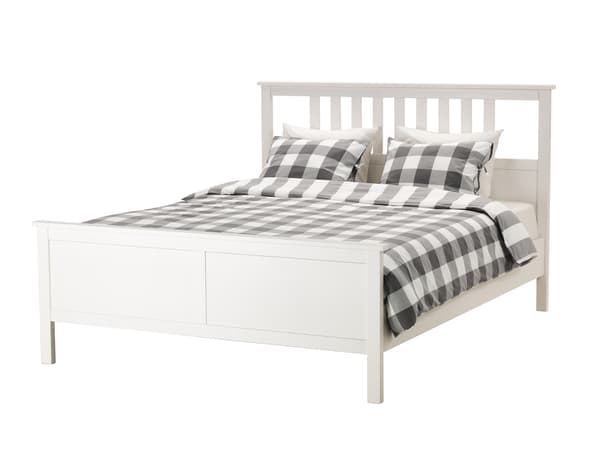 HEMNES fehér ágy kockás ágyneművel.