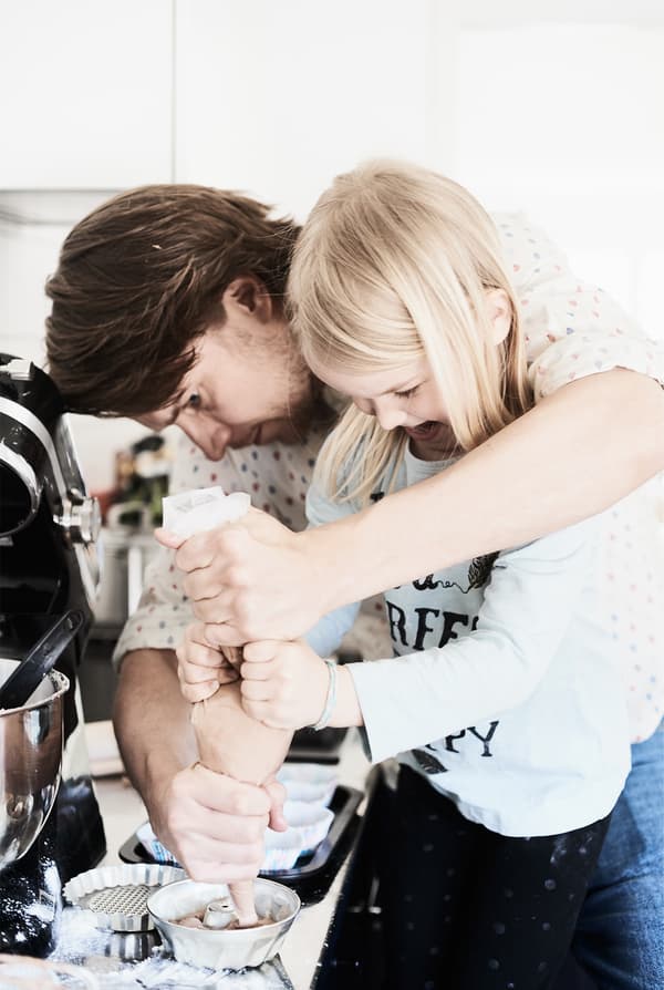 Henrik et Ida cuisinent ensemble.