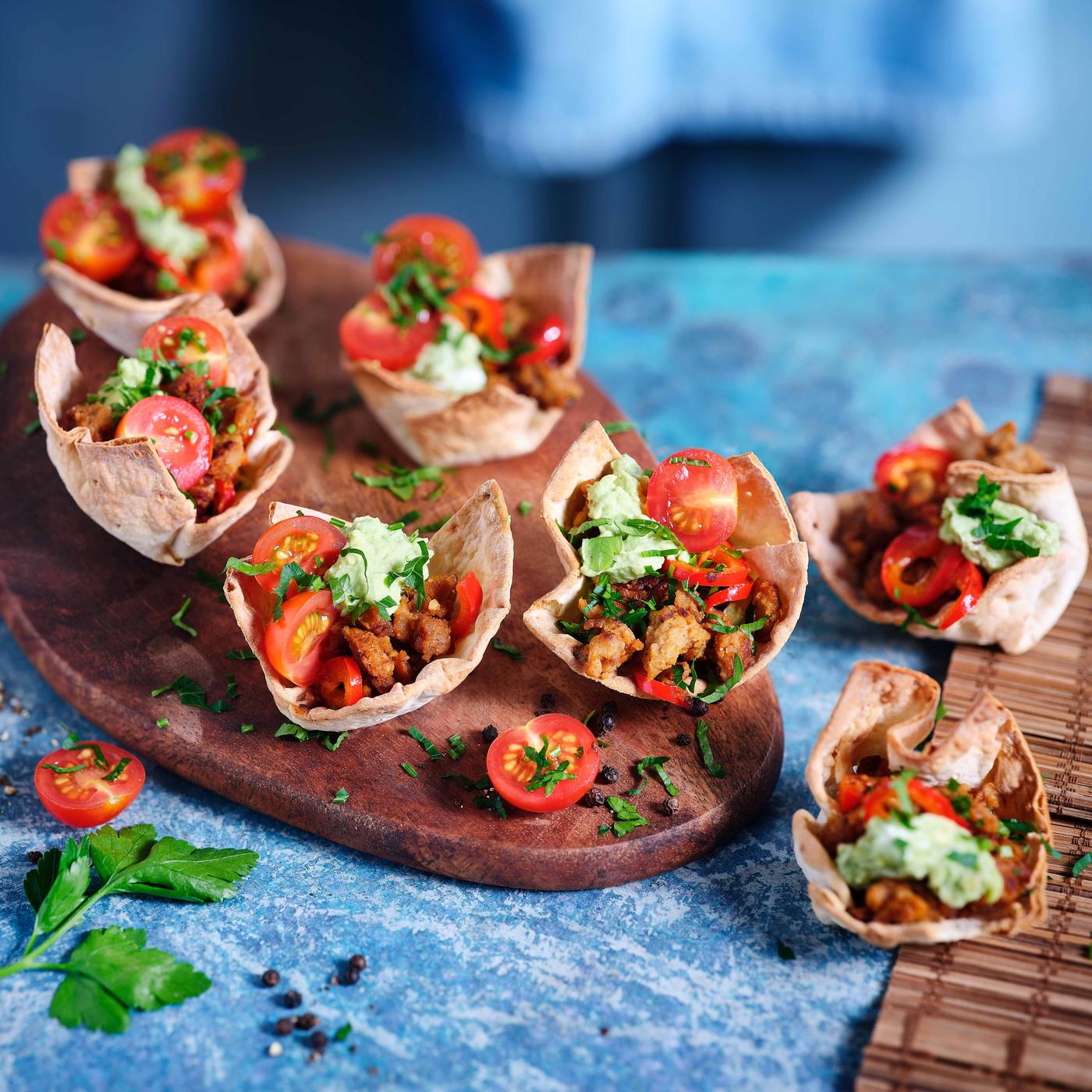 Herzhafte Tortilla Muffins mit Tomate & Avocado