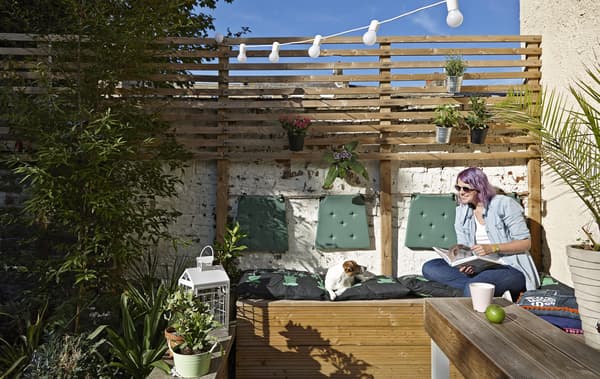 Hester assise au jardin