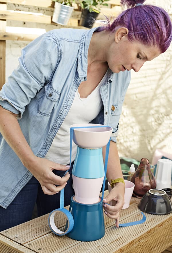 Hester fastens the pots with tape.