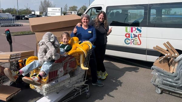 Hier sieht man 2 Erwachsene und ein Kind vor einem Transporter mit dem Upsala Circus Logo mit IKEA Produkten.