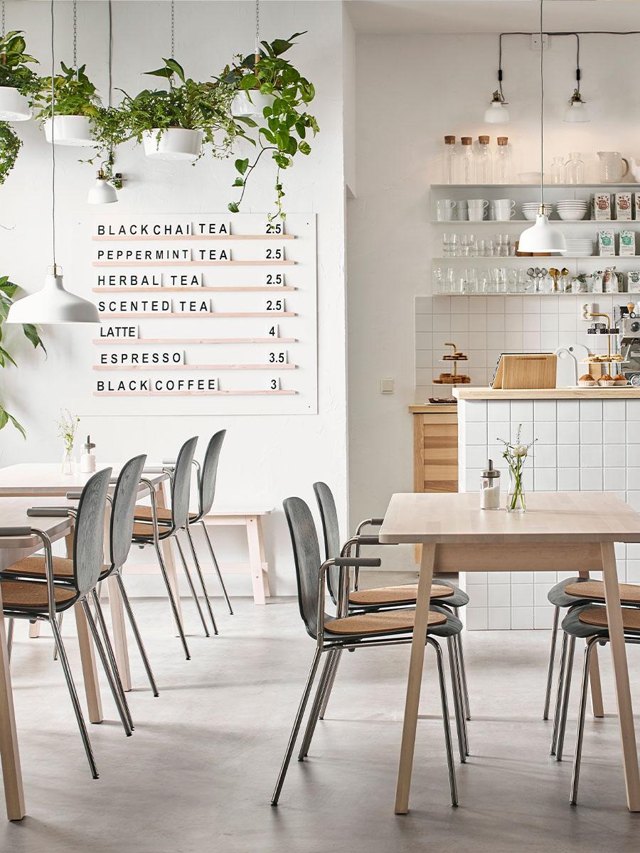 hier wordt gebruikt gemaakt van onze tafels en stoelen in een café setup