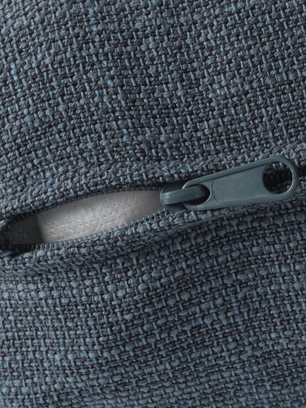 Hillared mørkeblåt sofabetræk.