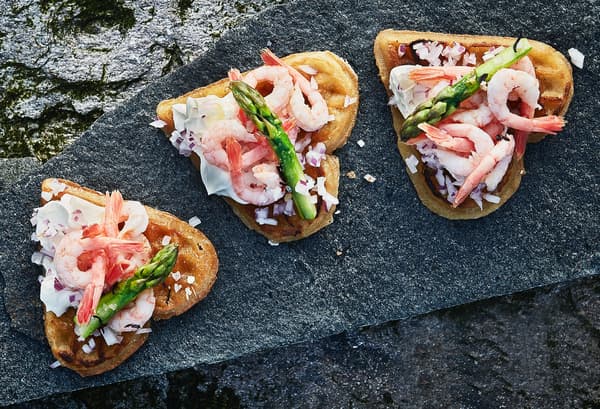 Hjerteformetvafler med rejser, asparges ligger fint på nogle sten. 
