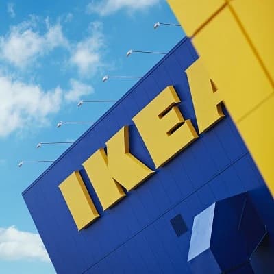 Hjørnet av et varehus fra utsiden men stor IKEA logo. 