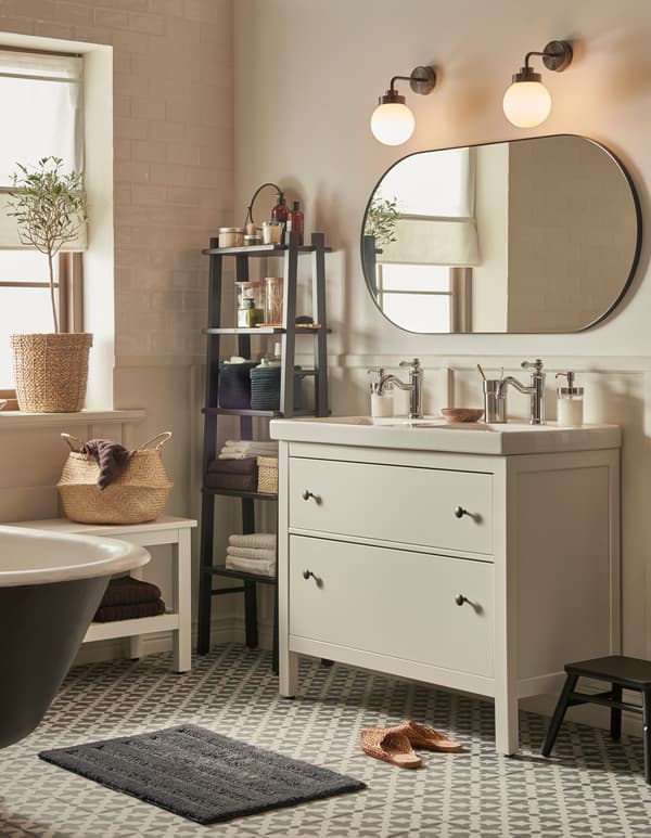 حمام ببلاط مغربي وألوان محايدة، ووحدة حوض غسل HEMNES بدرجين مع مرآة كبيرة.